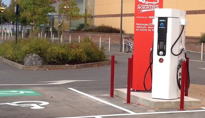 AUCHAN crée le 1er réseau national de bornes de recharges rapides pour véhicules électriques (VE)